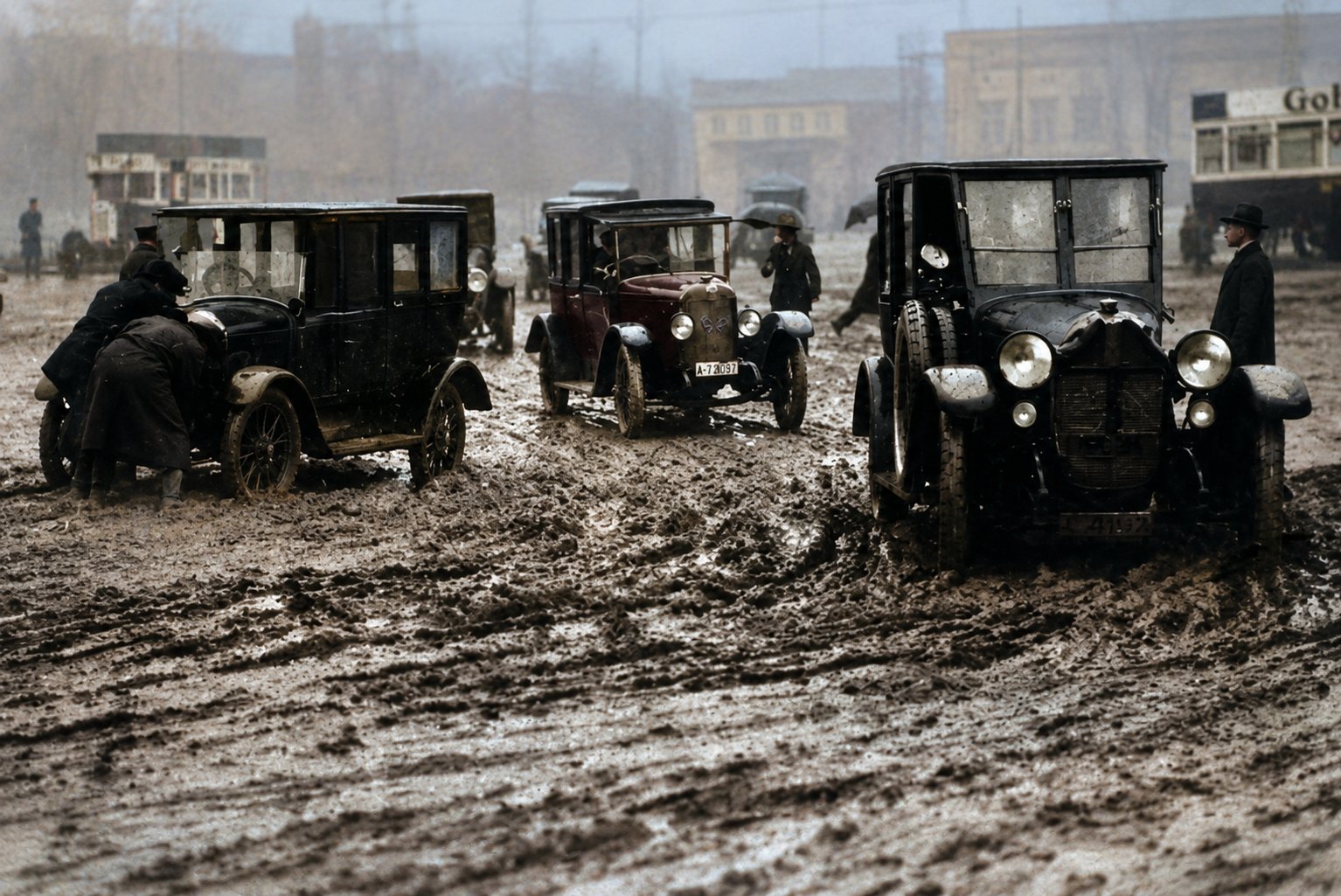 Der Parkplatz vor dem Stadion der Hohen Warte an einem Regentag 1925.
